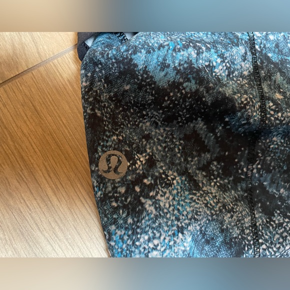 Lululemon size 4 speed up shorts EUC blue multi print - Picture 3 of 5